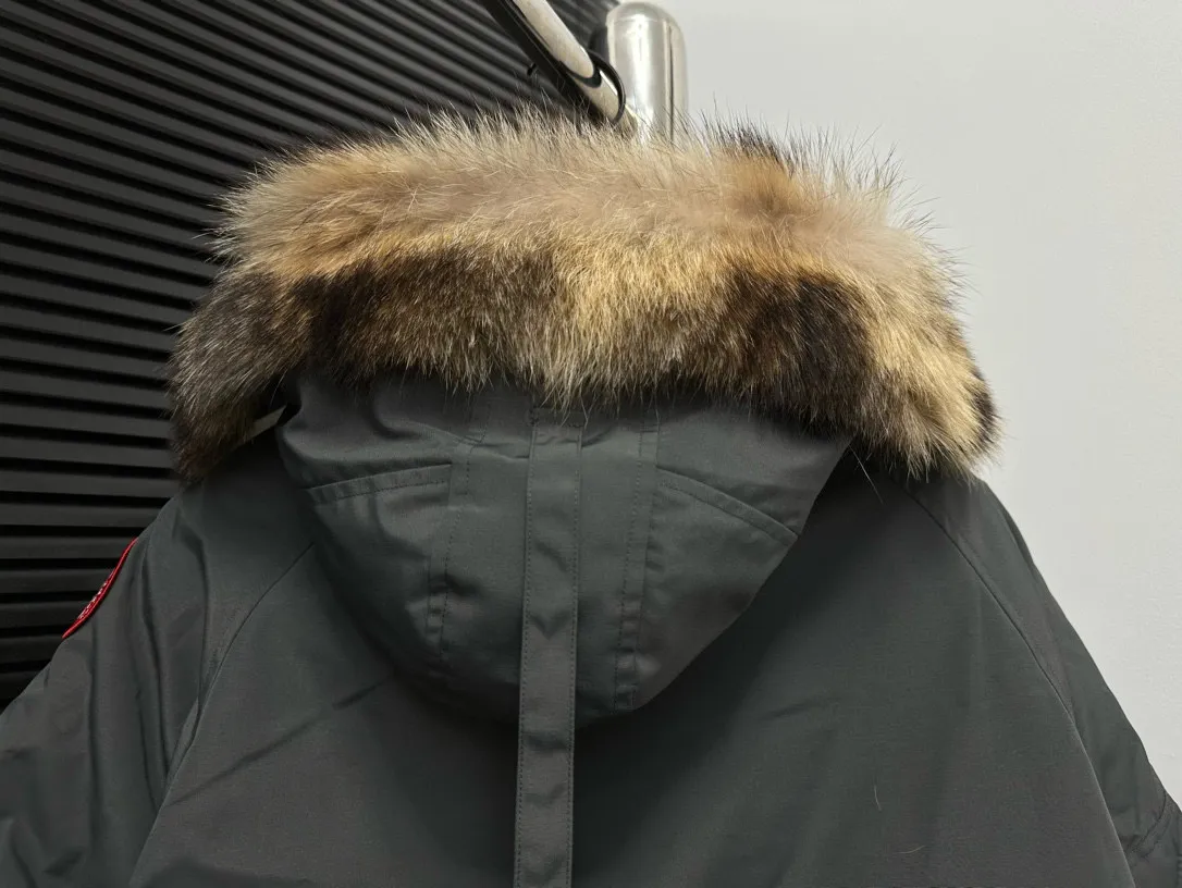 P780 [Canada goose] 01 Exdition Parka Down Jacket for Couples. Genuine original version. You need to compare with the genuine product at any time. All accessories are custom-made from the original factory. 💯The softness and hardness of the fabric is compared with the original one. It can be restored by kneading at will (fabric misunderstanding: fabrics with high hardness are not waterproof. Only those who buy the latest authentic version this year will notice the softness and comfort of the fabric) 💯The down is synchronized with the genuine white duck down, fluffy and not lumpy. Electronically controlled velvet filling machine 💯Customized zippers with genuine YKK military-grade copper core zipper pullers, high hardness and no jamming 💯The fur collar is purchased from Western Canada coyote skin original customization 💯All workmanship and wiring are controlled by workers with more than ten years of service. They must be horizontal and vertical, and are not crooked. The inner wiring density is more sophisticated. Feel free to compare 💯label, collar label, washed label, hangtag, zipper rope, pocket label Back label, collar velvet, Velcro fasteners, cuffs, all details are updated simultaneously with the original product. The best version, the most complete colors, battle all kinds of worldly goods, sizes: XS-XXL